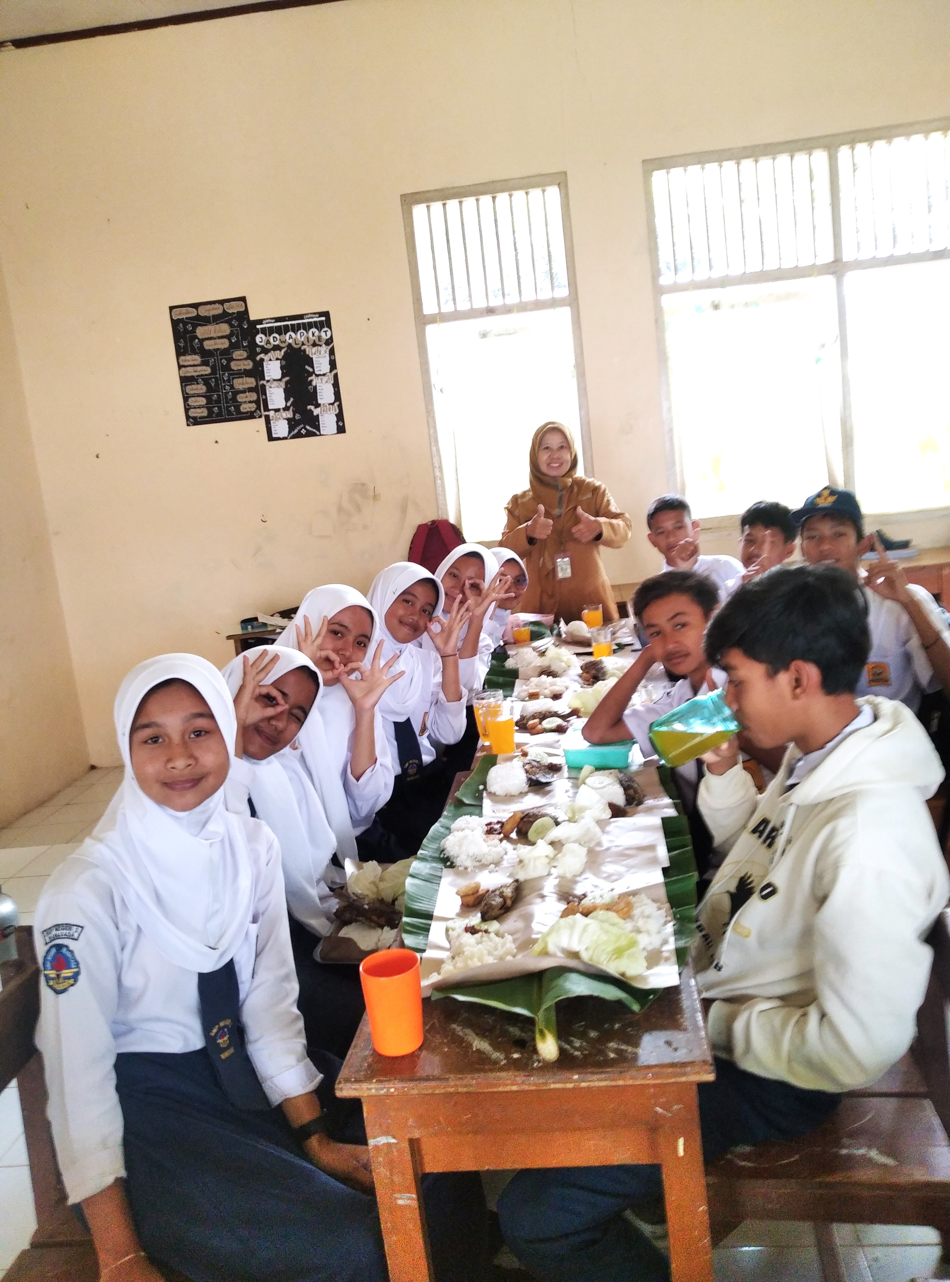 Siswa mempraktekan memilih, mengolah, mengkonsumsi makanan sehat. 